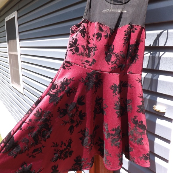 Burgundy and black fit and flare dress - Picture 4 of 8